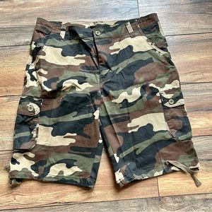 Men’s camouflage cargo shorts